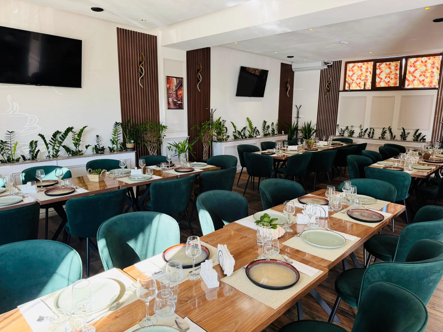 Vedere amplă a Restaurantului Relax, cu mese și scaune verzi