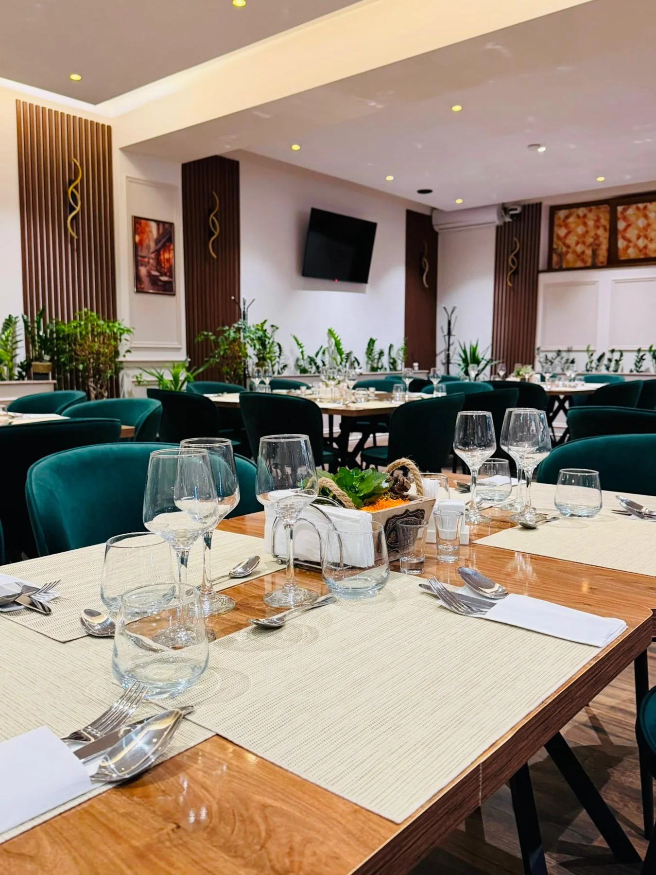 Restaurantul pregătit pentru o întâlnire festivă