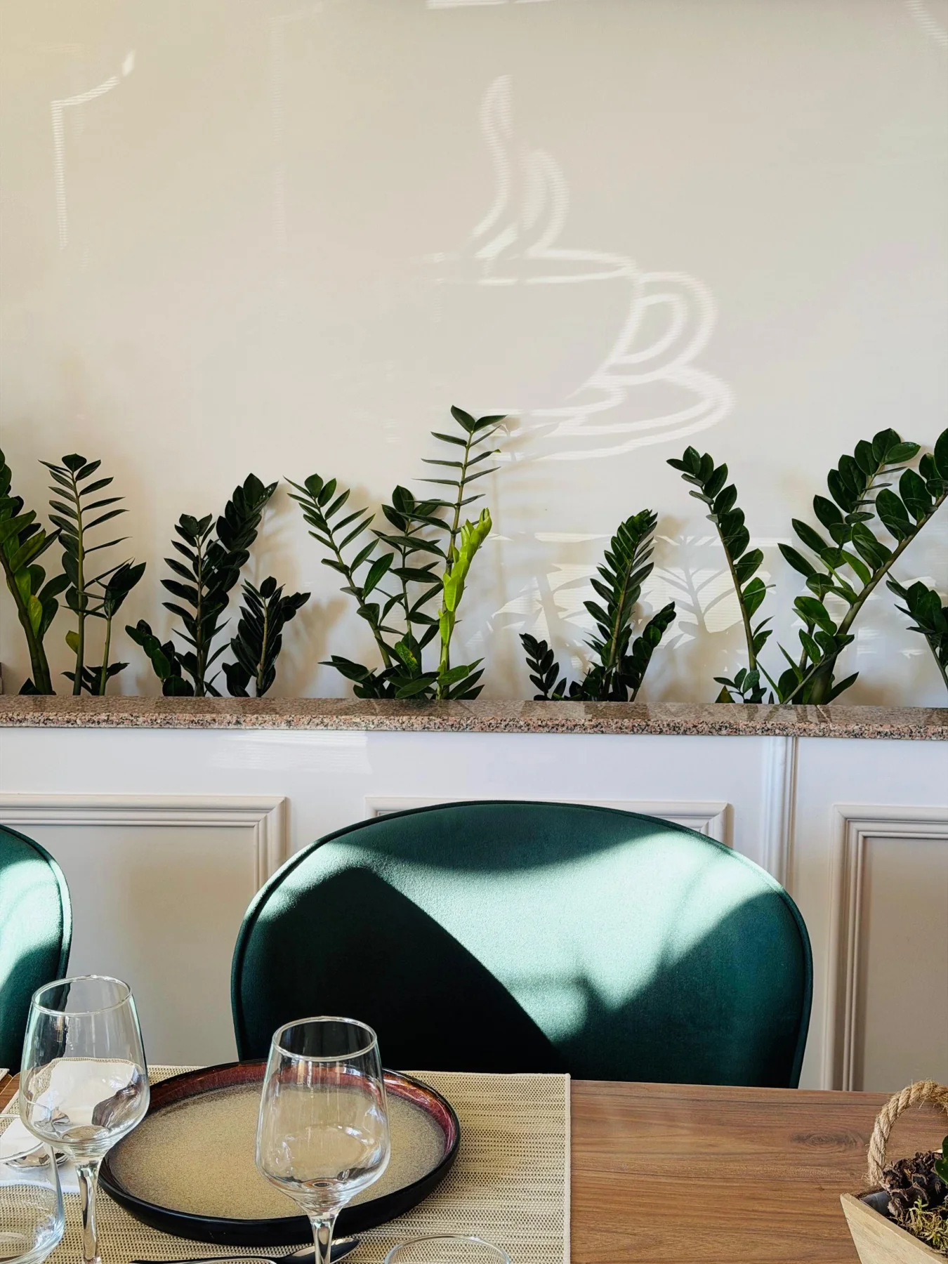 Detaliu din restaurant: verde, plante și lumină